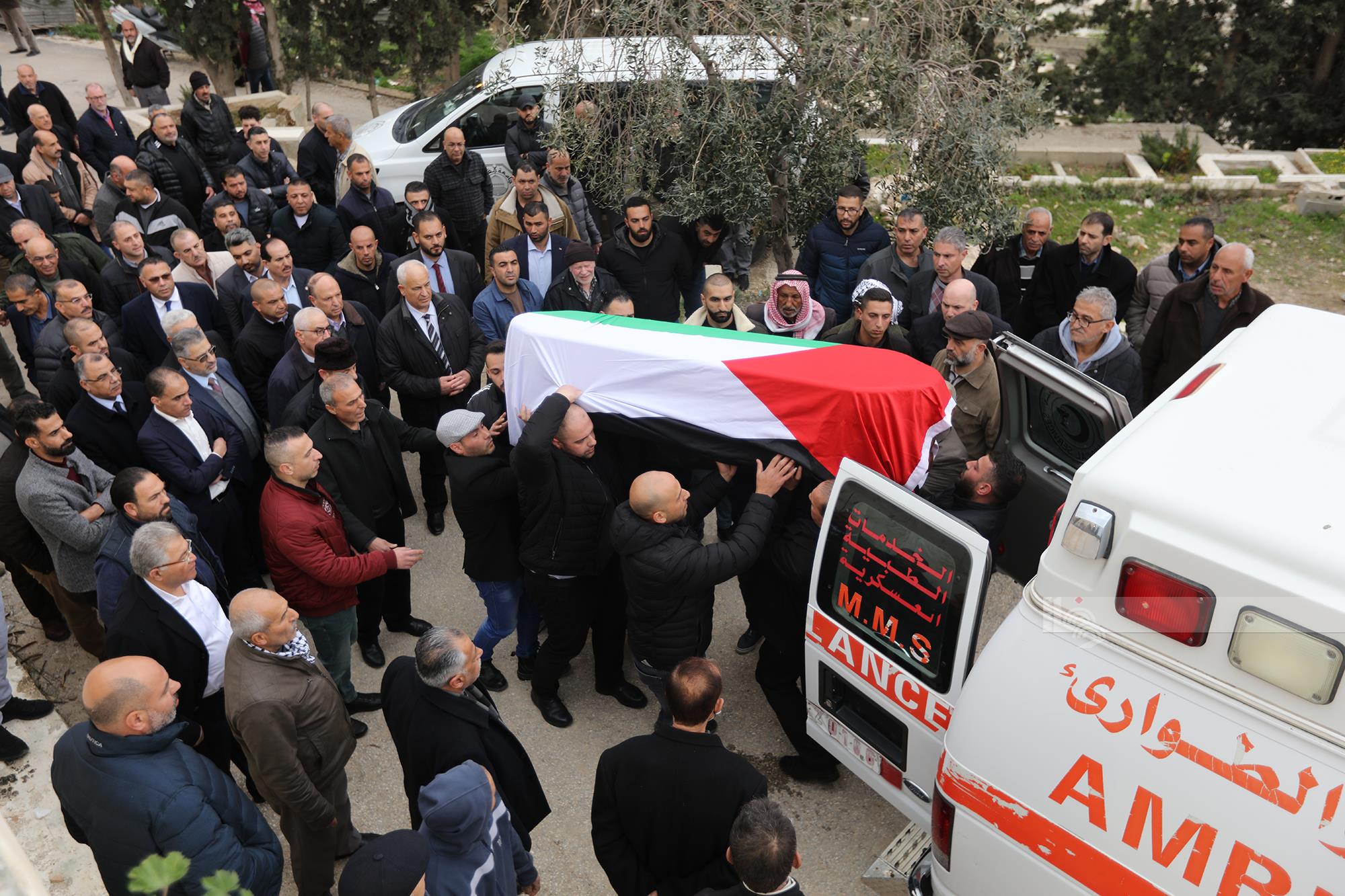 جانب من تشييع جثمان المناضل الوطني أحمد قريع في بلدة أبو ديس (تصوير: محمد أبو زيد/وفا)